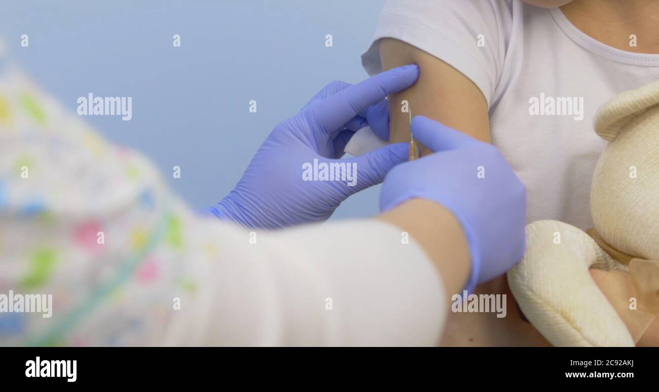 Smiling baby getting injection hi-res stock photography and images - Alamy