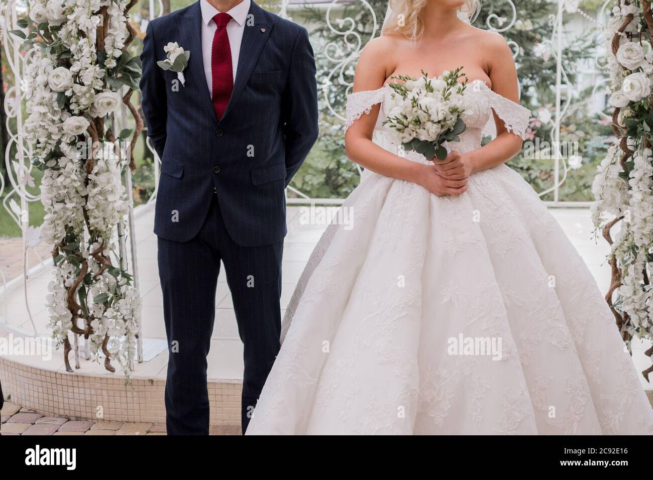 bride and groom at wedding ceremony near the arch Stock Photo - Alamy