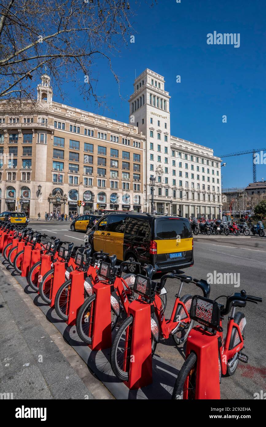 Mietfahrraeder am Placa Catalunya, Barcelona, Spanien | rental bicycles at Plaza Catalunya, Barcelona, Spain Stock Photo