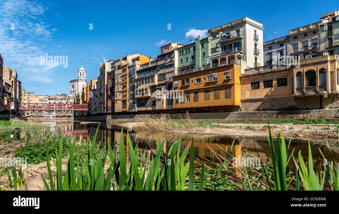 colorful houses at the banks of river Onyar in Girona, Spain | bunte Häuser am Fluß Onyar, Girona, Katalonien, Spanien Stock Photo