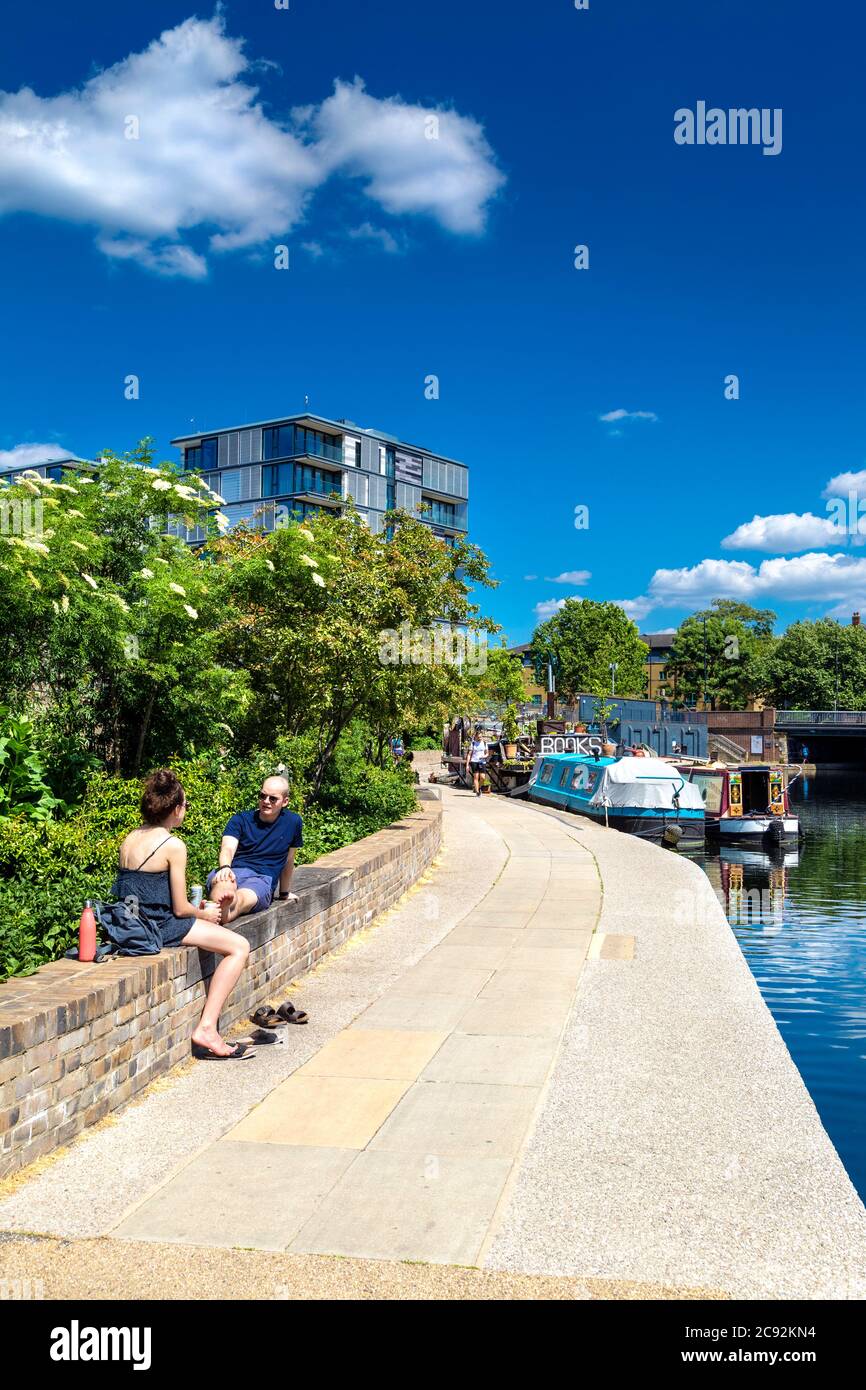 People chatting and relaxing on the towpath by the Regent's Canal near King's Cross, London, UK Stock Photo