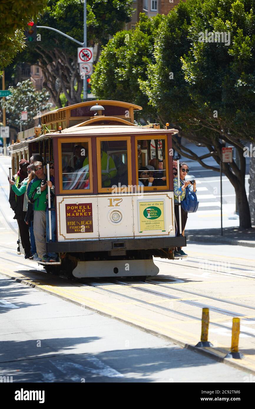 A Fully Loaded Powell And Market Street Cable Car Climbs Up Powell Street Towards Nob Hill, San Francisco, California, USA. Stock Photo