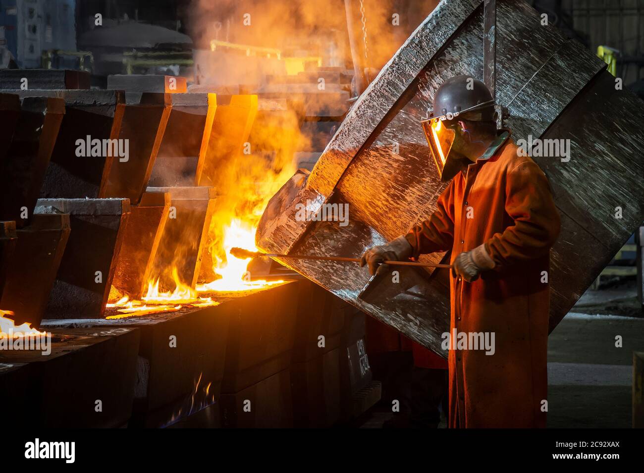 Pouring molten iron into castings, foundry, Pennsylvania, USA Stock Photo