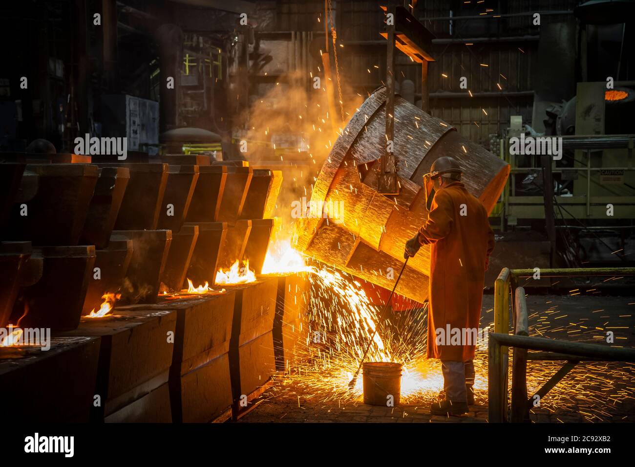 Pouring molten iron into castings, foundry, Pennsylvania, USA Stock Photo