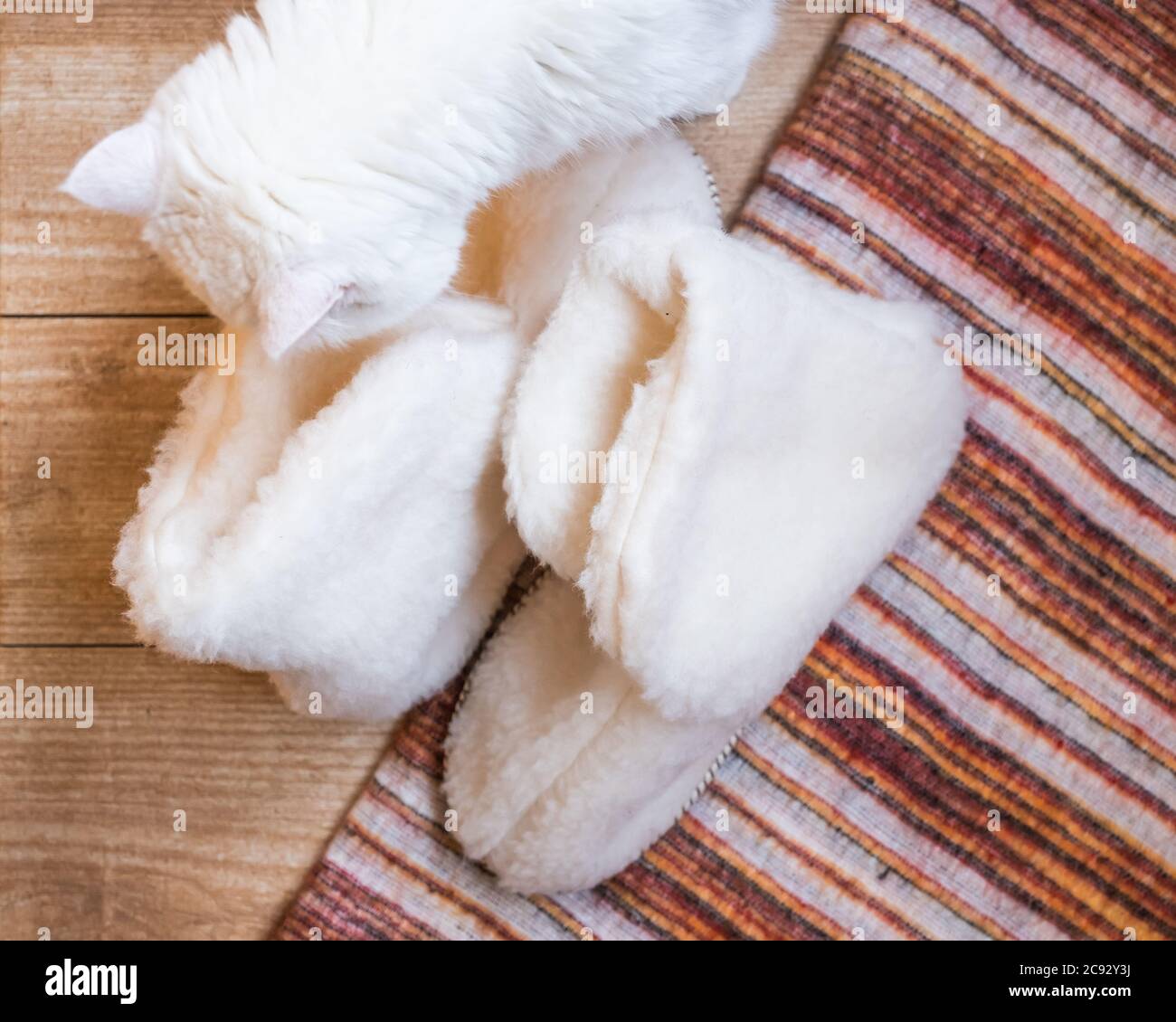 Fluffy white furry fabric Stock Photo - Alamy