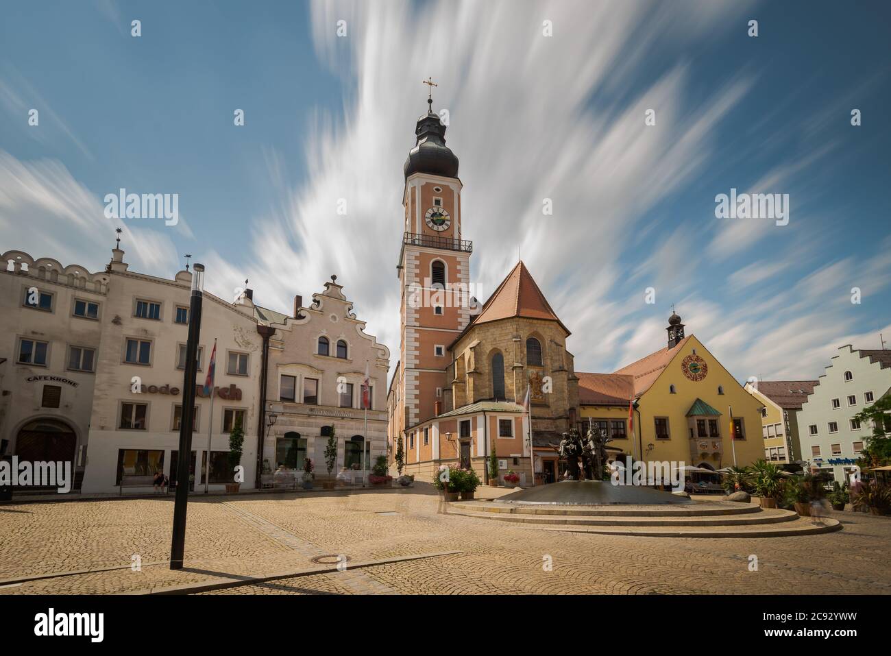 Marktplatz mit einem rathaus hi-res stock photography and images - Alamy