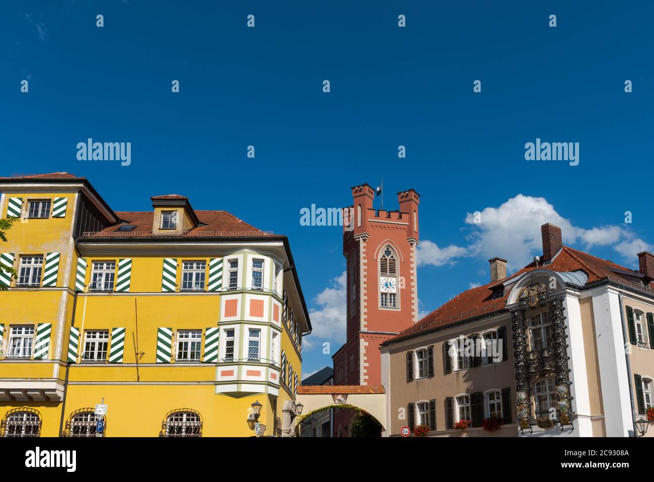 Rathaus, Stadtturm, Amtsgericht und Glockenspiel auf dem Stadtplatz in Furth im Wald Stock Photo