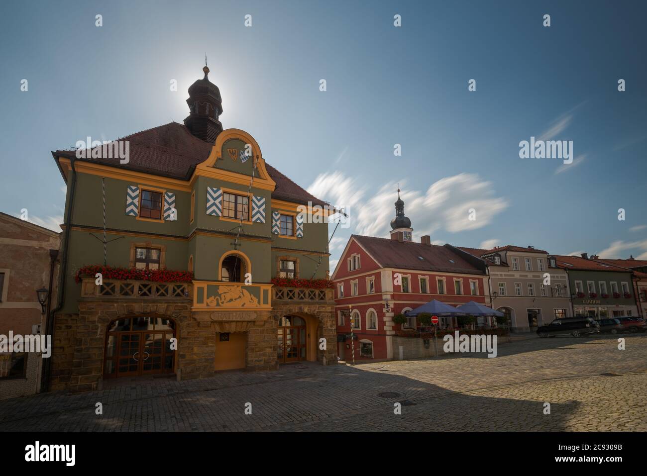 Rathaus, Stadtturm, Amtsgericht und Glockenspiel auf dem Stadtplatz in Furth im Wald Stock Photo