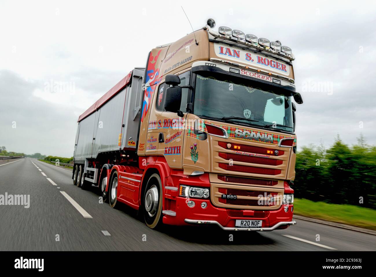 Ian Roger Scania R560 pulling a bulk tipper trailer, driving south down the A1 Stock Photo