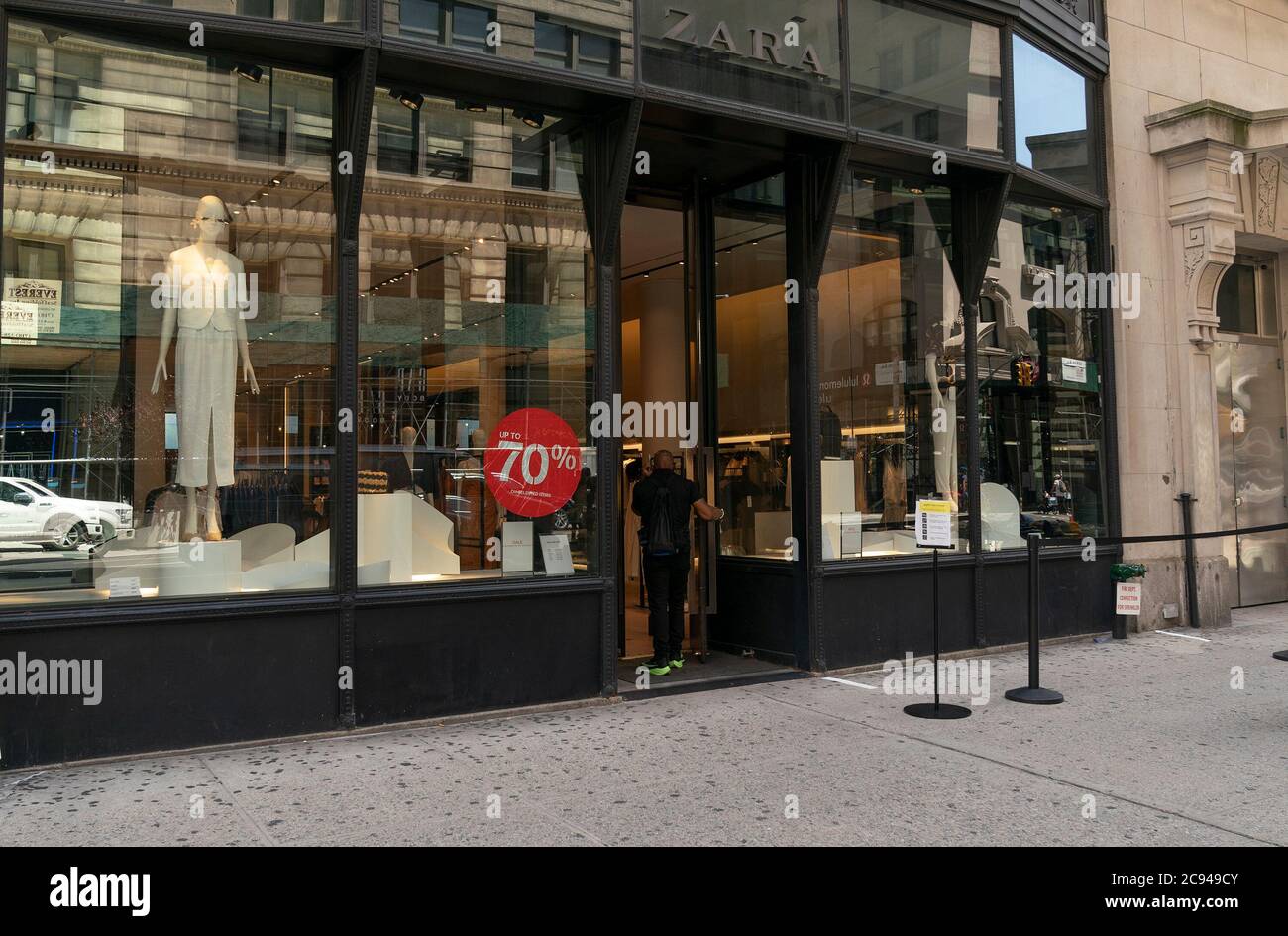 Zara 5th avenue hi-res stock photography and images - Alamy