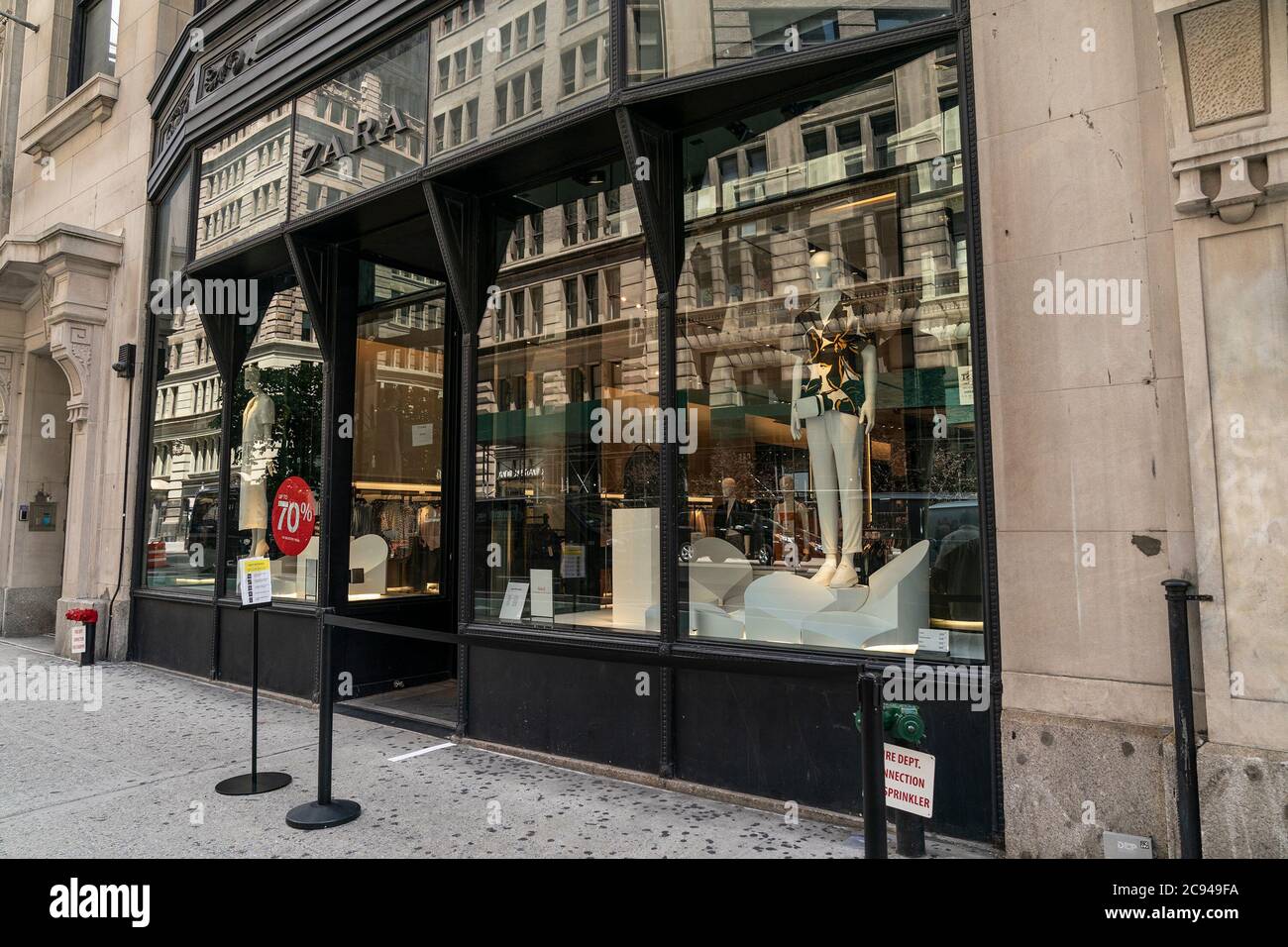 New York, United States. 28th July, 2020. View of Zara store on 5th Avenue,  Manhattan. Inditex, owner of brand plans to close more than 1000 stores  around the world. Company announced that