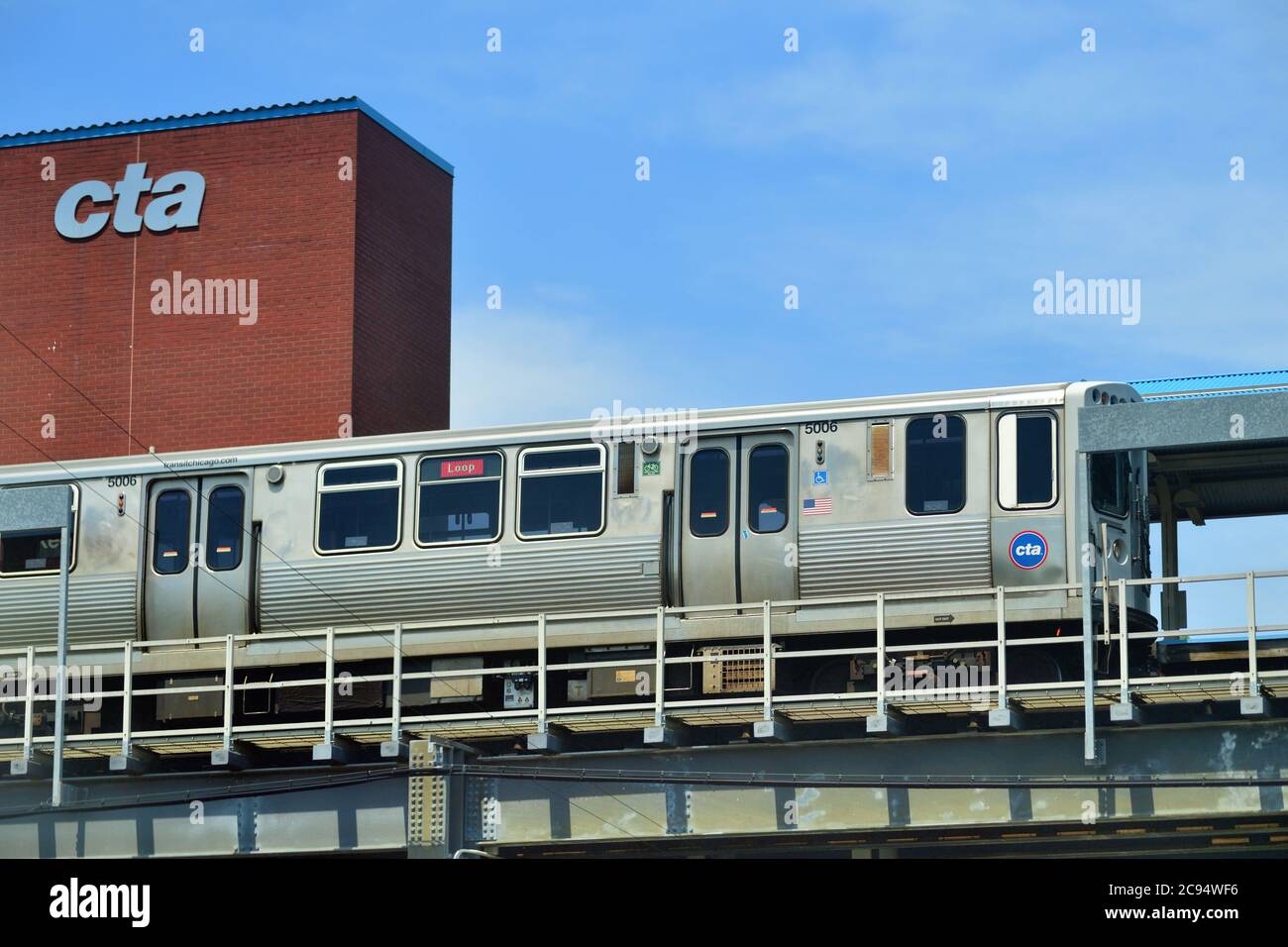 Chicago, Illinois, USA. A Pink Line elevated or L train stopping at the Kedzie Avenue station on its journey to downtown Chicago and the city's Loop. Stock Photo
