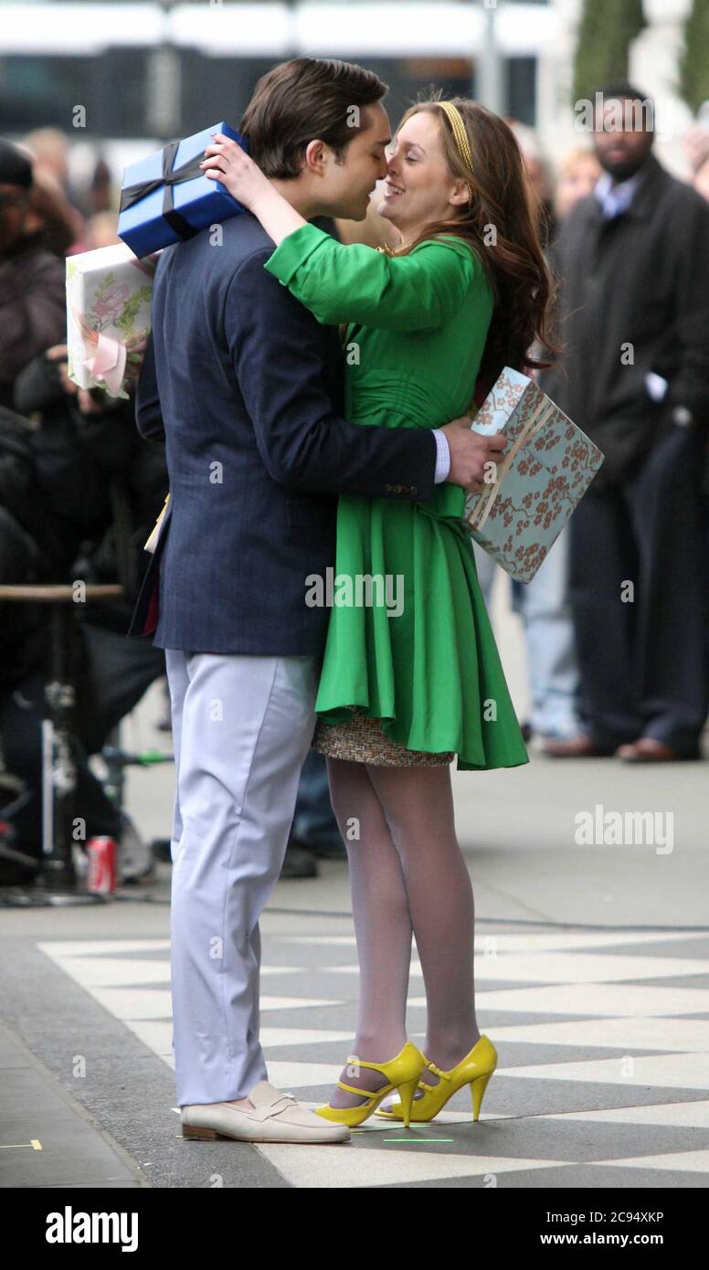 Leighton Meester Ed Westwick On Set Of Gossip Girl Outside Of Plaza Hotel 2009 Photo By John Barrett Photolink Stock Photo Alamy