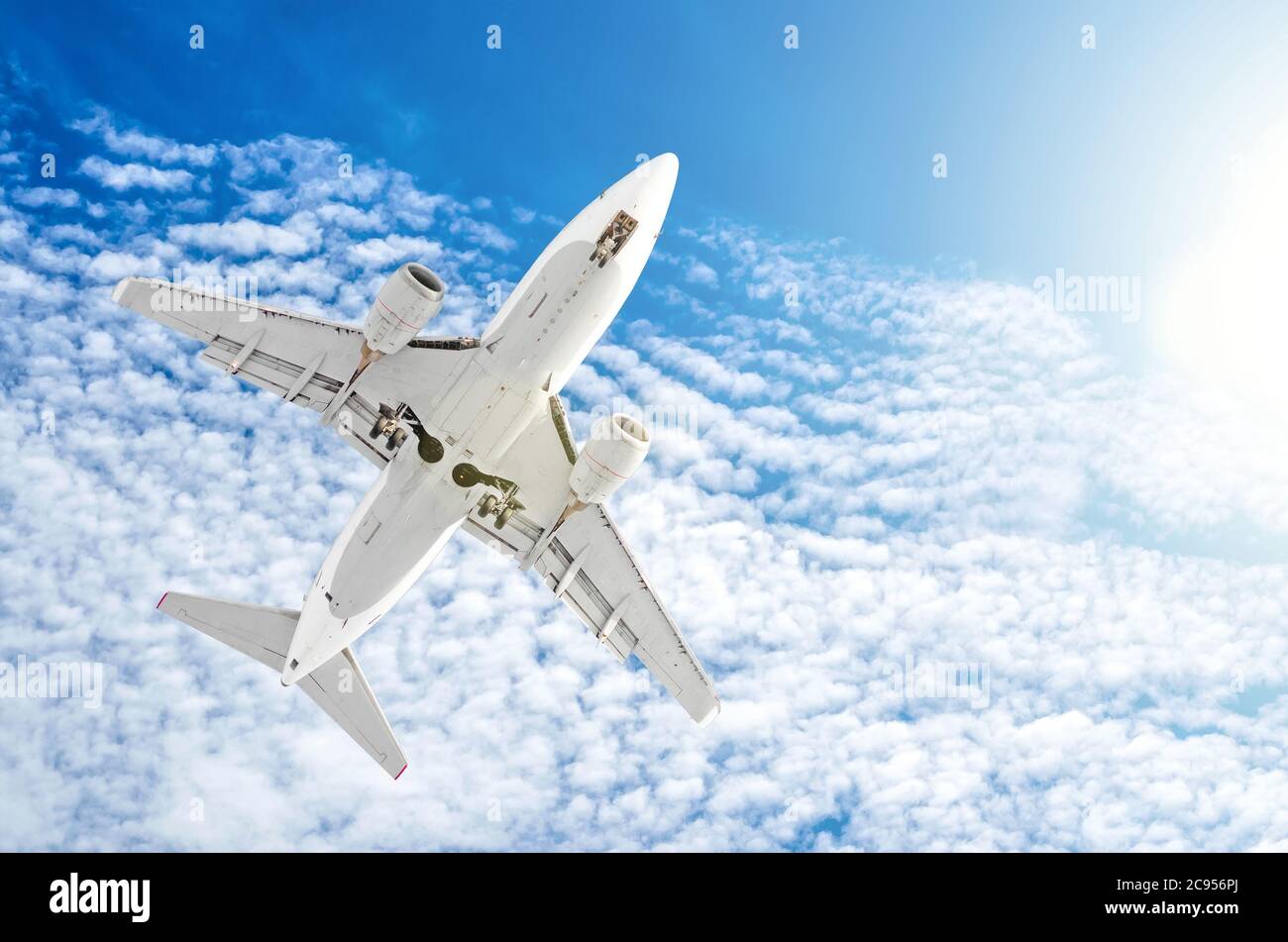 White airplane with blue sky hi-res stock photography and images - Alamy