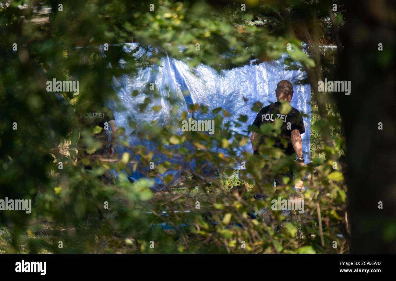 Seelze, Germany. 29th July, 2020. Policemen are standing in an allotment garden in the Hannover region. In the case of the missing little Maddie McCann, police are continuing the excavation work in an allotment garden near Hanover. Credit: Julian Stratenschulte/dpa/Alamy Live News Stock Photo
