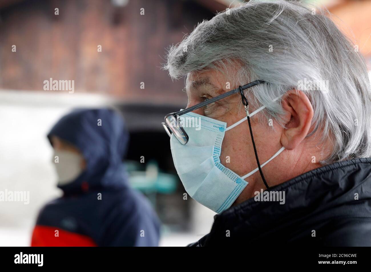 Wearing surgical mask covid 19 hi-res stock photography and images - Alamy