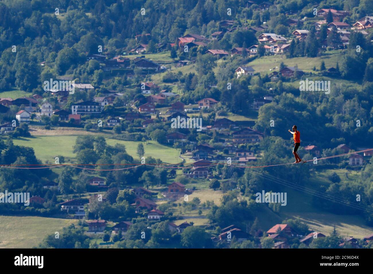 Jeune femme tenue décontractée essayant de garder l'équilibre pendant  marche à la frontière le jour ensoleillé dans le parc Photo Stock - Alamy