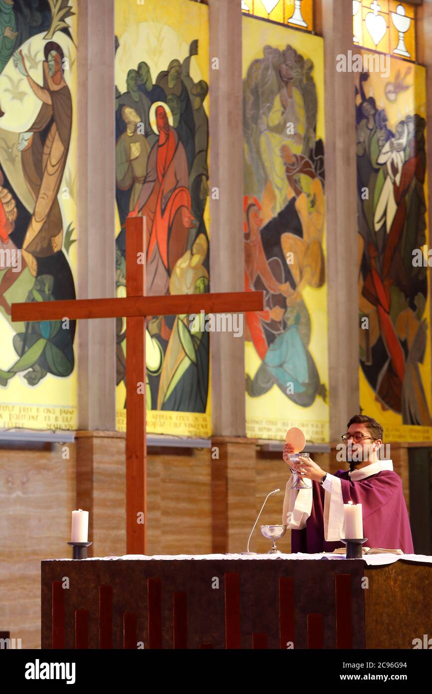 Mass celebrated by a dominican priest in St Jacques church, Montrouge