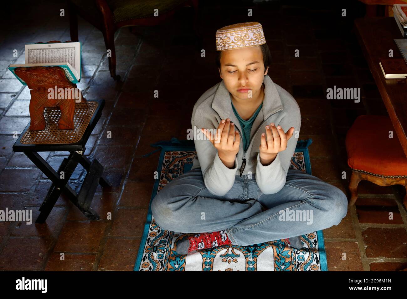 Teenager hand praying hi-res stock photography and images - Alamy