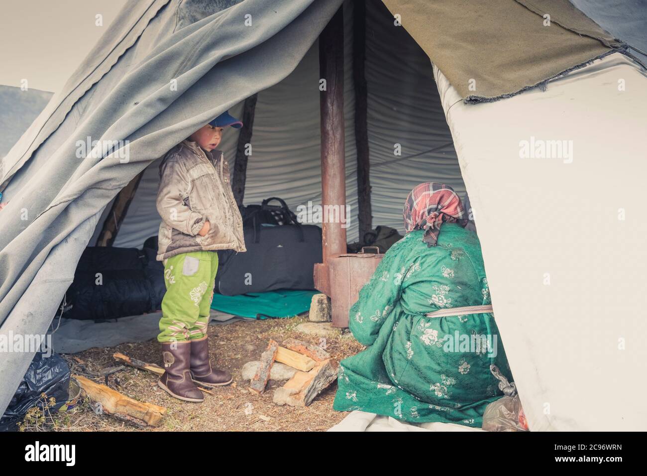 life inside tsaatan yurt in Mongolia Stock Photo - Alamy