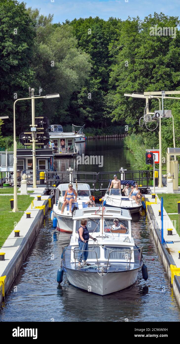 Wendisch Rietz, Germany. 28th July, 2020. Several boats are in the lock Wendisch Rietz on their way from the Great Storkow Lake towards the Scharmützel Lake. Credit: Patrick Pleul/dpa-Zentralbild/ZB/dpa/Alamy Live News Stock Photo