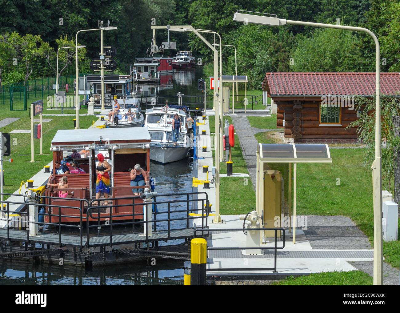 Wendisch Rietz, Germany. 28th July, 2020. Several boats are in the lock Wendisch Rietz on their way from the Great Storkow Lake towards the Scharmützel Lake. Credit: Patrick Pleul/dpa-Zentralbild/ZB/dpa/Alamy Live News Stock Photo