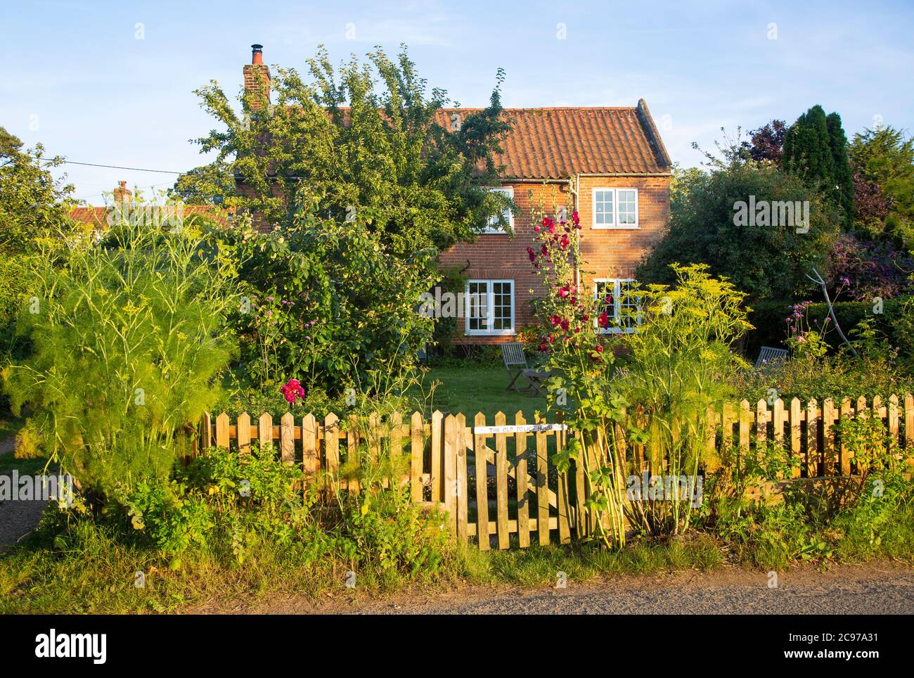 Detached house uk garden hires stock photography and images Alamy
