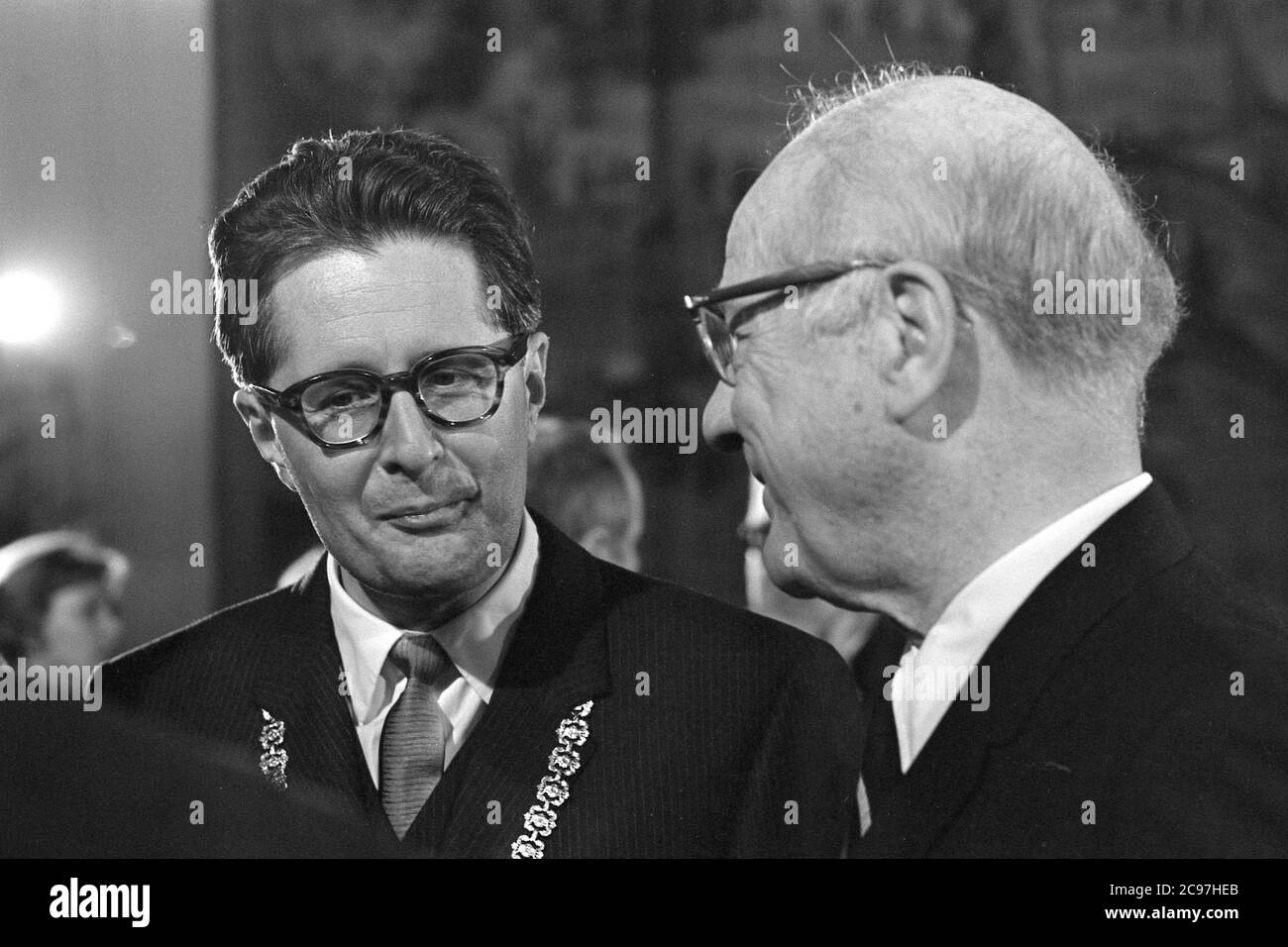 Hans-Jochen VOGEL, SPD, politician, left, Mayor of the city of Munich, with the official chain, in conversation with Avery BRUNDAGE, on the occasion of the visit of IOC President Avery BRUNDAGE in Munich, preparation for the 1972 Summer Olympics in Munich from August 26th. - 11.09.1972, games 72 of the XX. Olympics, usage worldwide Stock Photo
