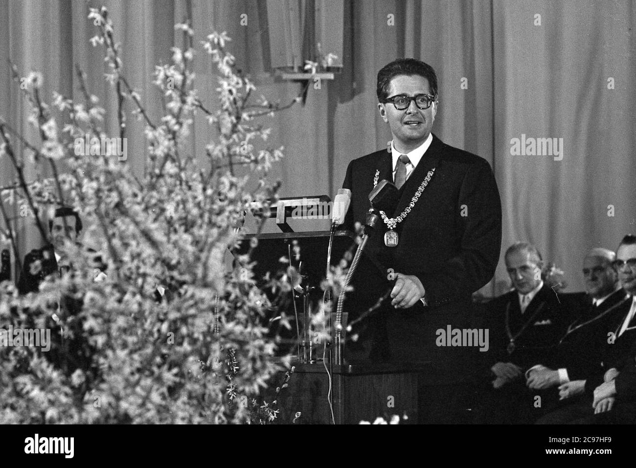 Hans-Jochen VOGEL, SPD, politician, mayor of the city of Munich, with the official chain, gives a speech on the occasion of the visit of IOC President Avery BRUNDAGE in Munich, preparation for the 1972 Summer Olympics in Munich from August 26th. - 11.09.1972, games 72 of the XX. Olympics, usage worldwide Stock Photo