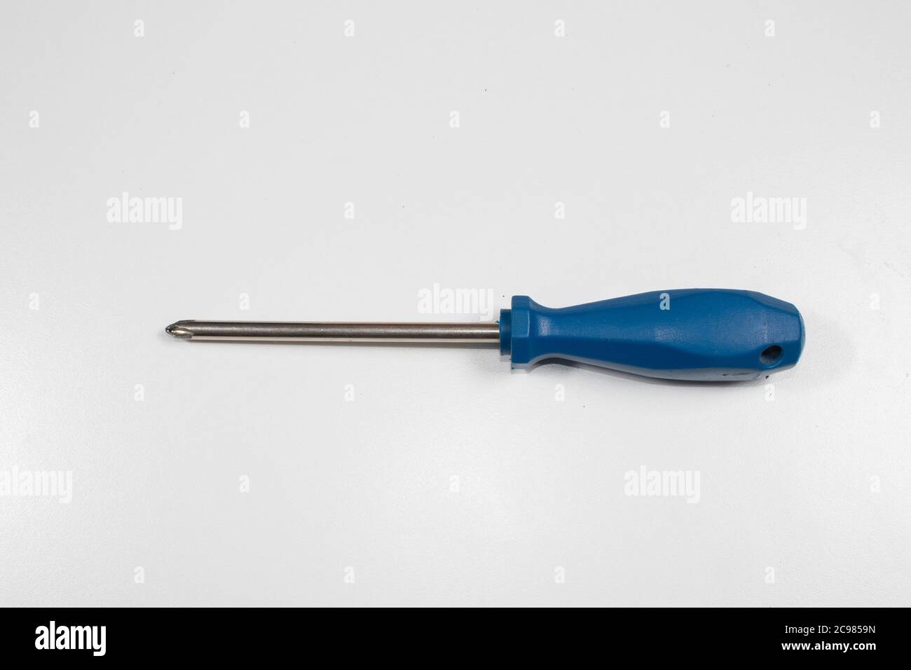 What Is The Difference Between A Flathead And Phillips Screwdriver