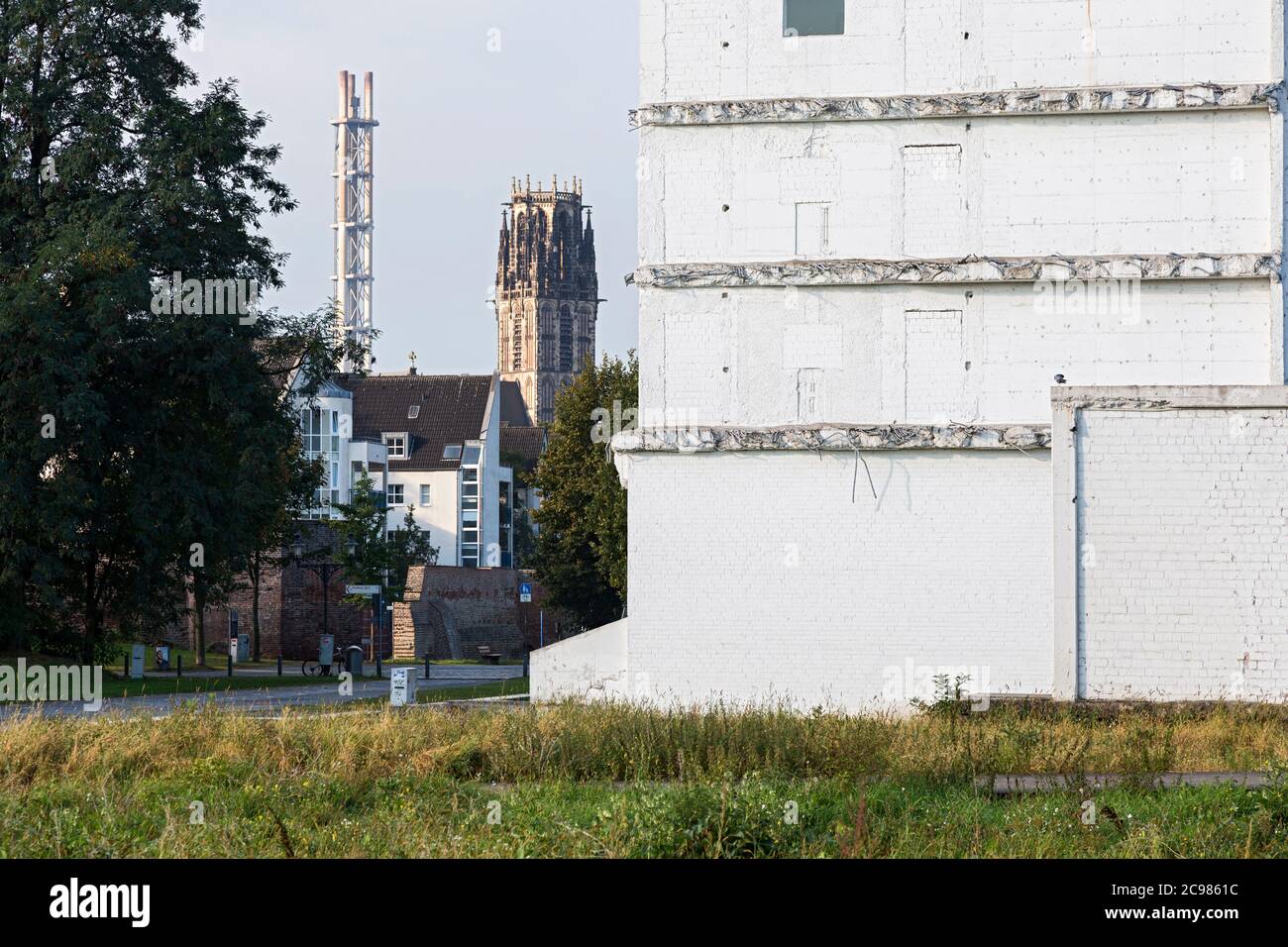 Altstadtpark, Stadtmauer, Blick zur Salvatorkirche, Ruinen, Garten der
