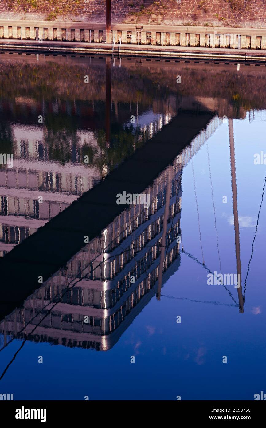 Fussgängerbrücke, Büros, Verwaltungsgebäude, Marina, Duisburg, Innenhafen, Spiegelung; Stock Photo