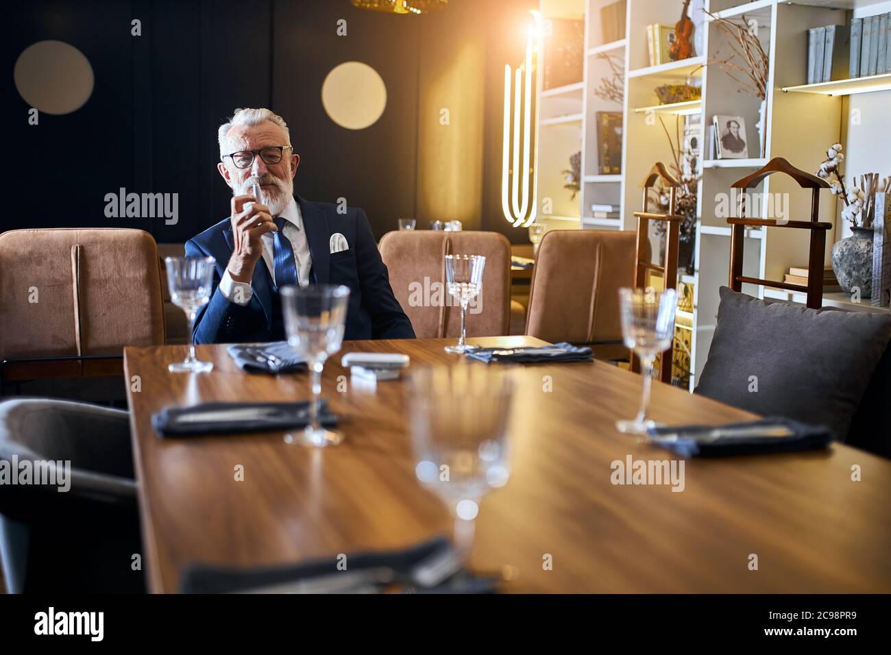 Electronic cigarettes vaping hi-res stock photography and images - Alamy