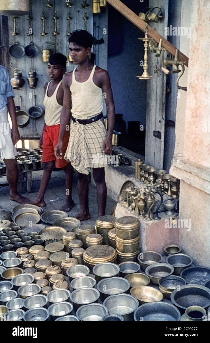 Sale of metal dishes at the Cuddalore bazaar in the early 1960s. Cuddalore, Tamil Nadu, India, 1961/1962 Stock Photo