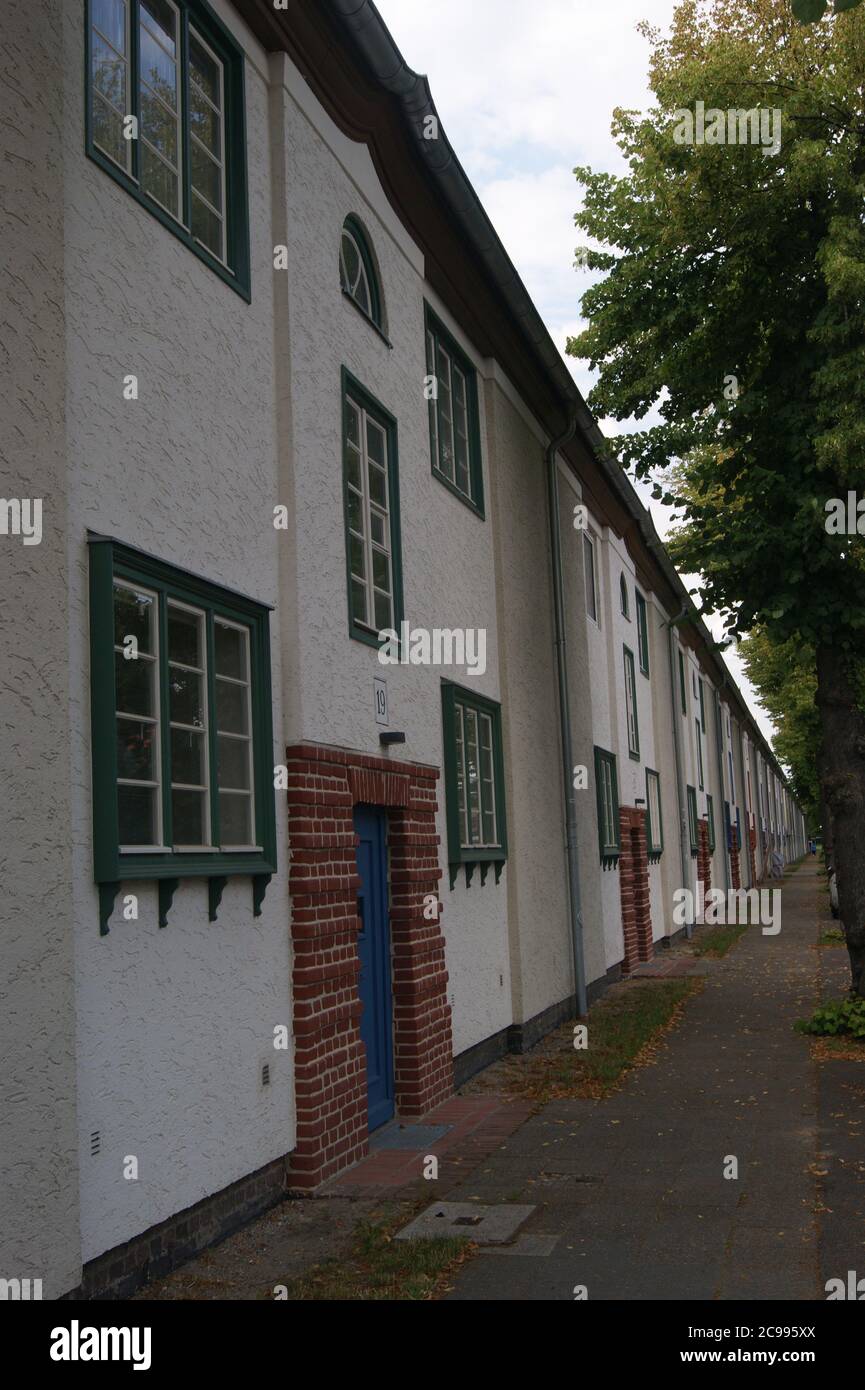 Häuserzeile der Straße Hackbuschstraße in der  Gartenstadt Staaken in Berlin-Spandau. Stock Photo