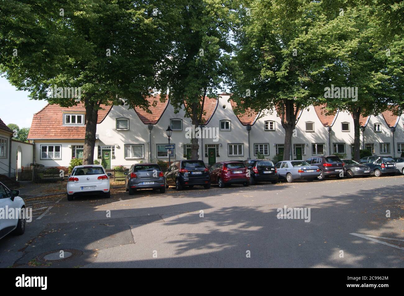 Die zwischen 1914 und 1917 nach den Entwürfen des Architekten Paul Schmitthenner errichtete Gartenstadt Staaken in Berlin-Spandau. Stock Photo