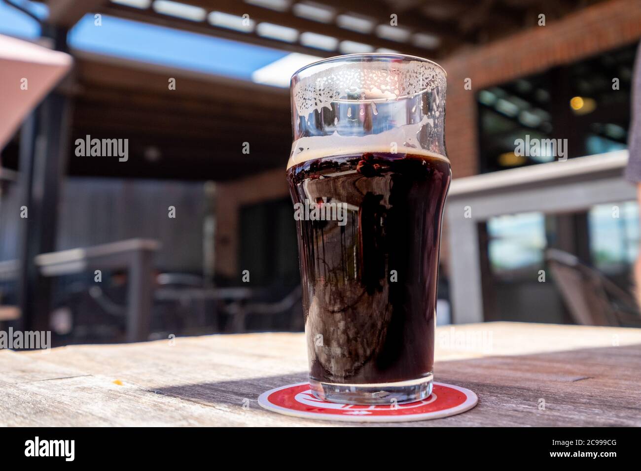 Full pint guinness hi-res stock photography and images - Alamy