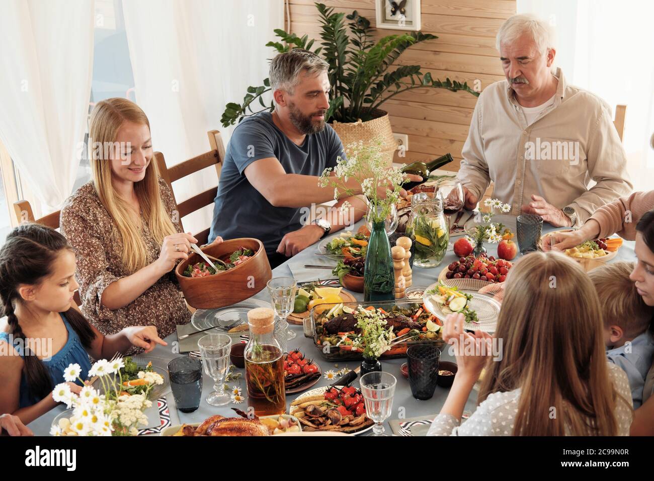 Family eating at dining room table hi-res stock photography and images ...
