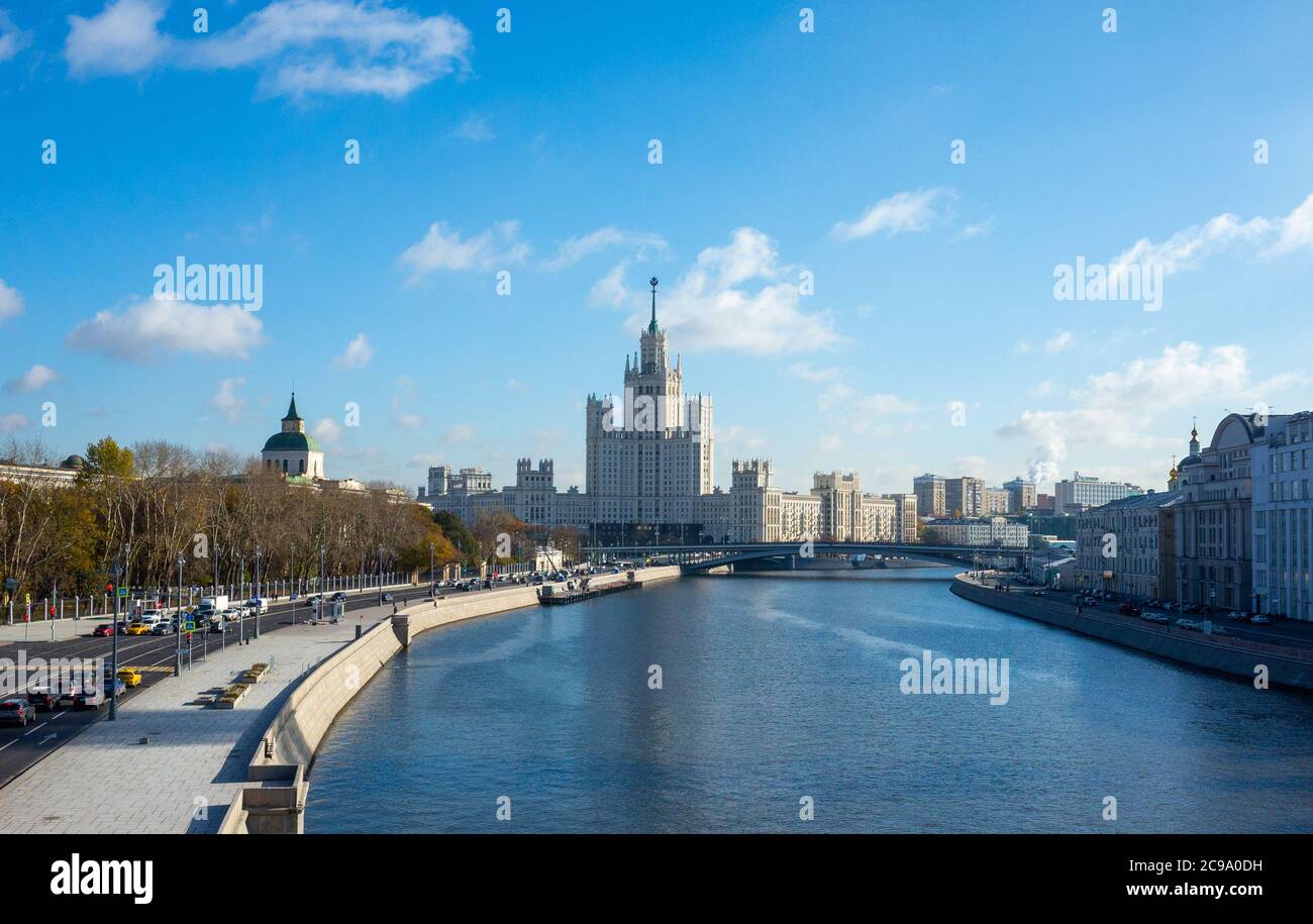 October 22, 2017 Moscow, Russia. Cars on Moskvoretskaya embankment and a view of the high-rise on Kotelnicheskaya embankment in Moscow. Stock Photo