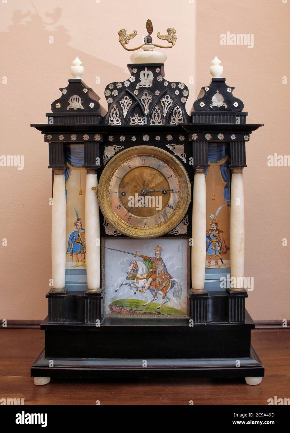 Ornate mantle clock hi-res stock photography and images - Alamy