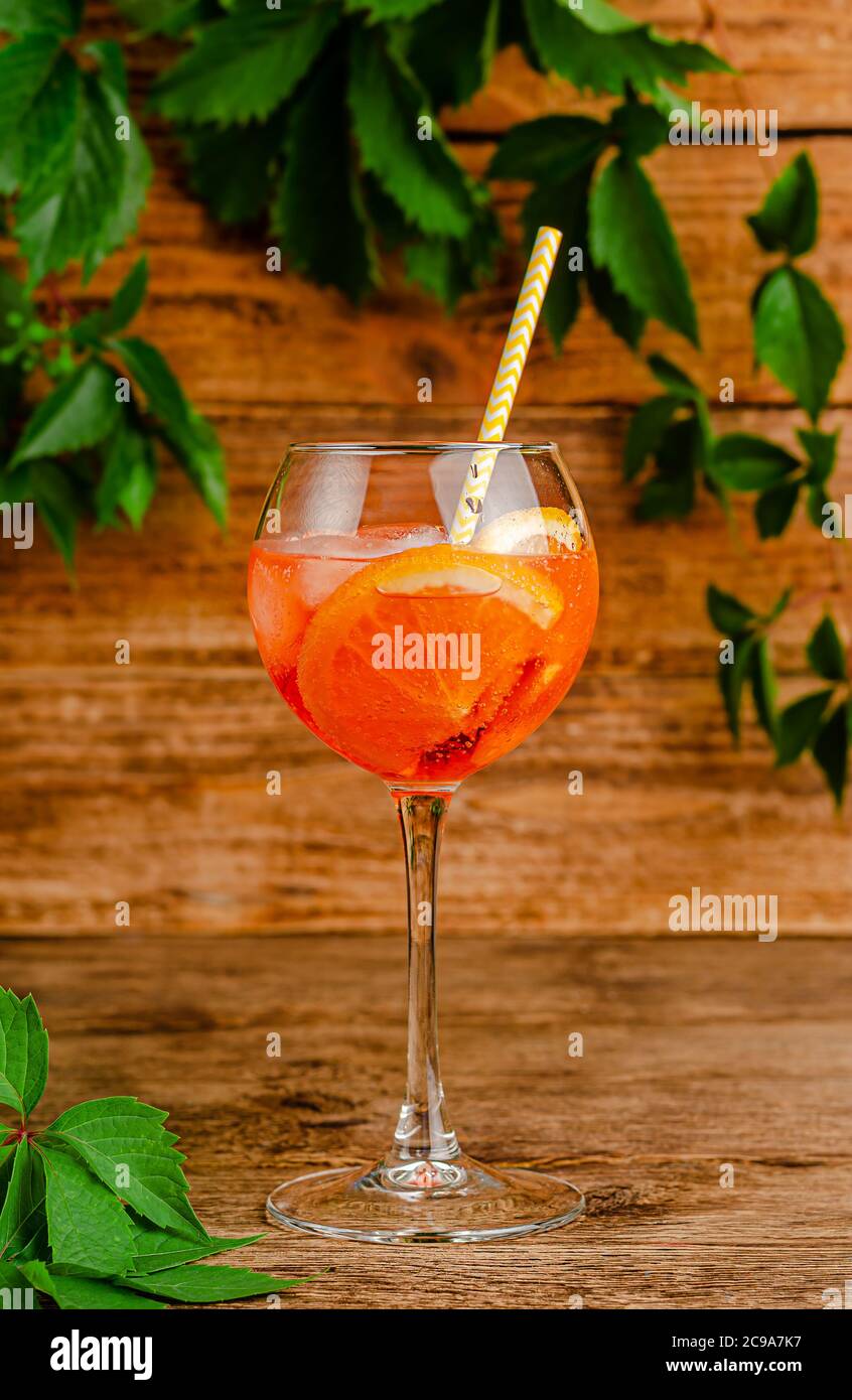 Due bicchieri di aperol spritz cocktail isolati su sfondo bianco Foto stock  - Alamy