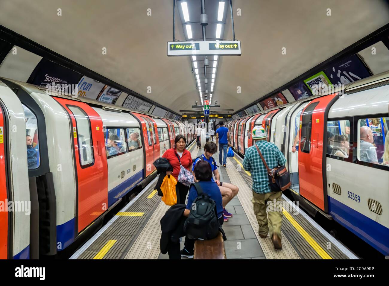 Northbound & southbound Northern Line tube trains use opposite sides of the same platform at