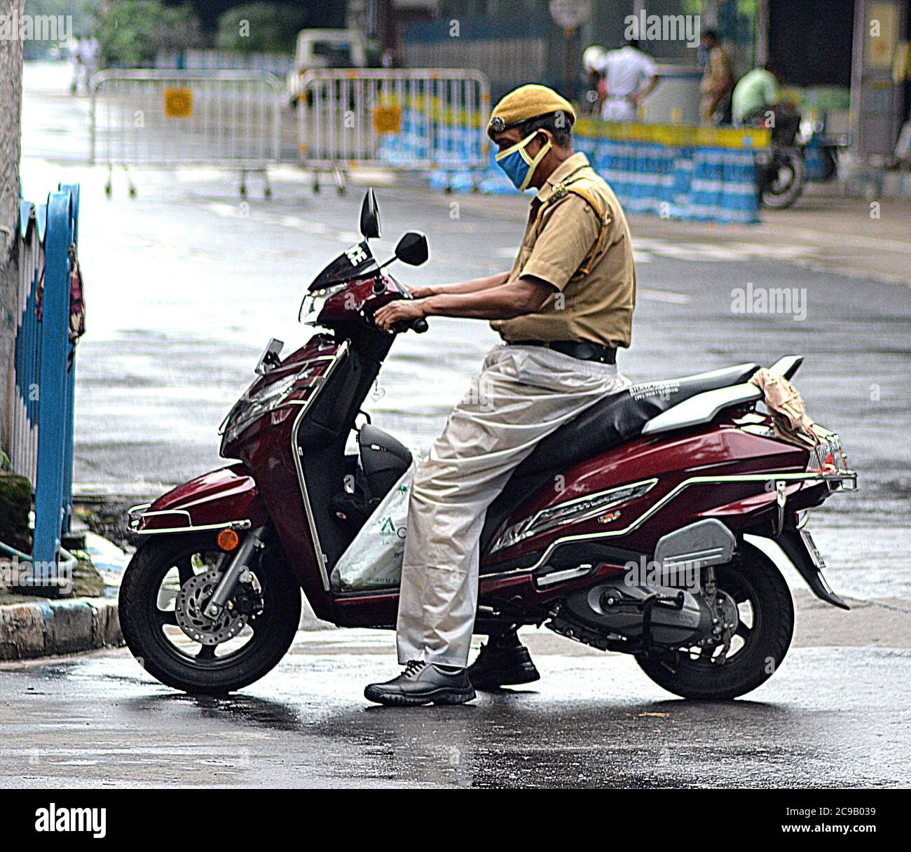 Kolkata, India. 29th July, 2020. Police on duty with mask and raincoat during Lockdown in Kolkata. (Photo by Anubrata Mondal/Pacific Press) Credit: Pacific Press Media Production Corp./Alamy Live News Stock Photo