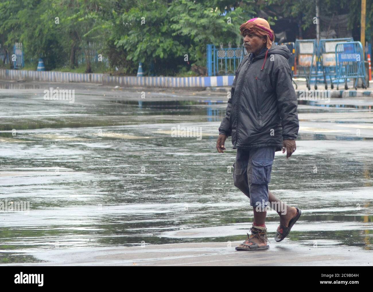 Kolkata, India. 29th July, 2020. A vagabond walking on road without mask 3rd day of weekly bi-lockdown in the city. (Photo Anubrata Mondal/Pacific Press) Credit: Pacific Press Production Corp./Alamy