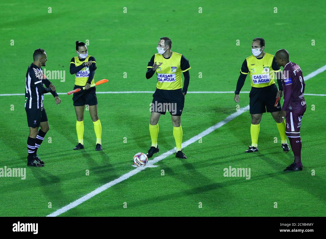 Florianopolis (SC), 29/07/20 - Campeonato Catarinense 2020 / Futebol - Lucas do Figueirense, arbitro Luiz Augusto Silveira Tisne, Rogelio antes do jog Stock Photo
