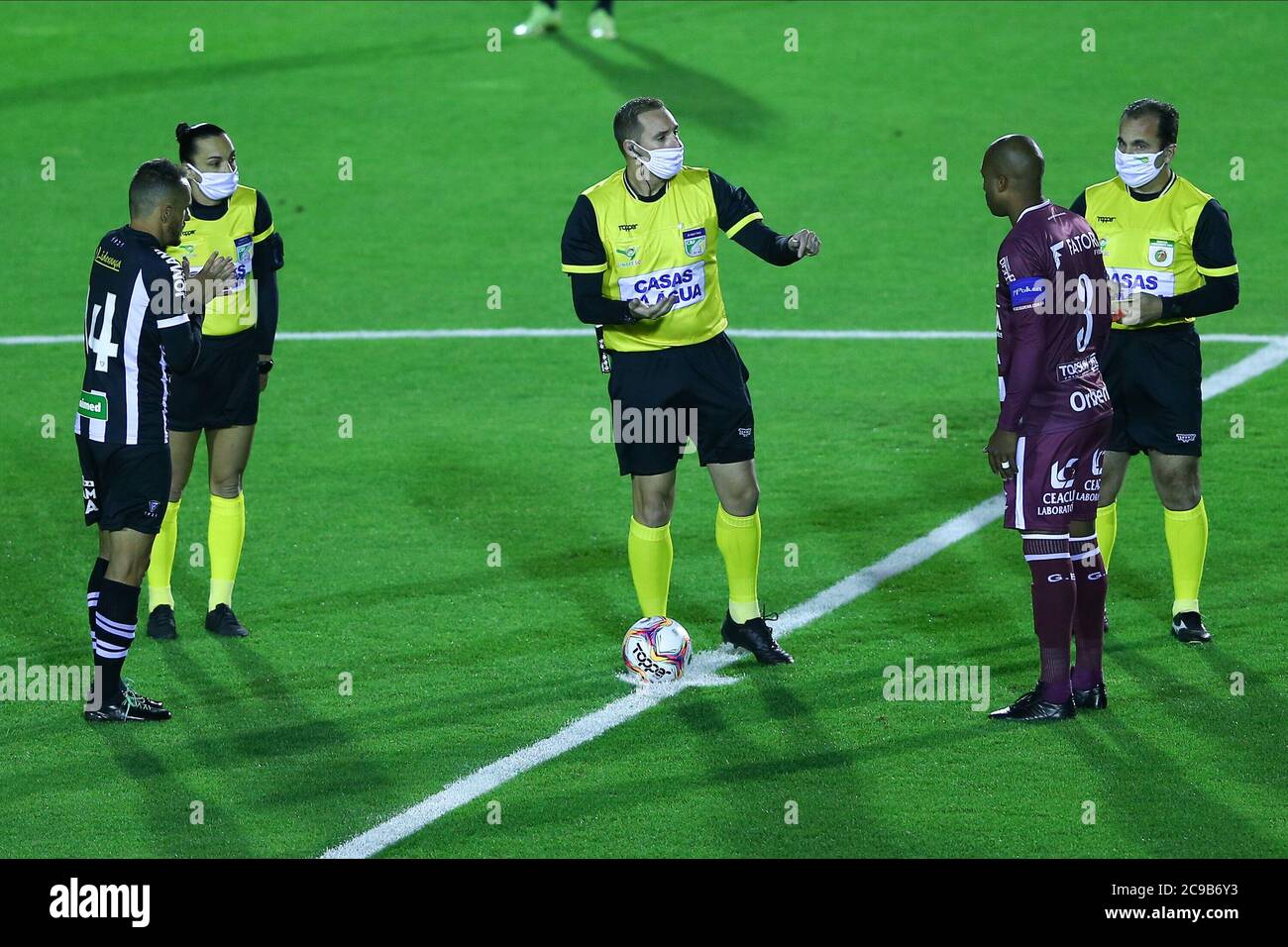 Florianopolis (SC), 29/07/20 - Campeonato Catarinense 2020 / Futebol - Lucas do Figueirense, arbitro Luiz Augusto Silveira Tisne, Rogelio antes do jog Stock Photo