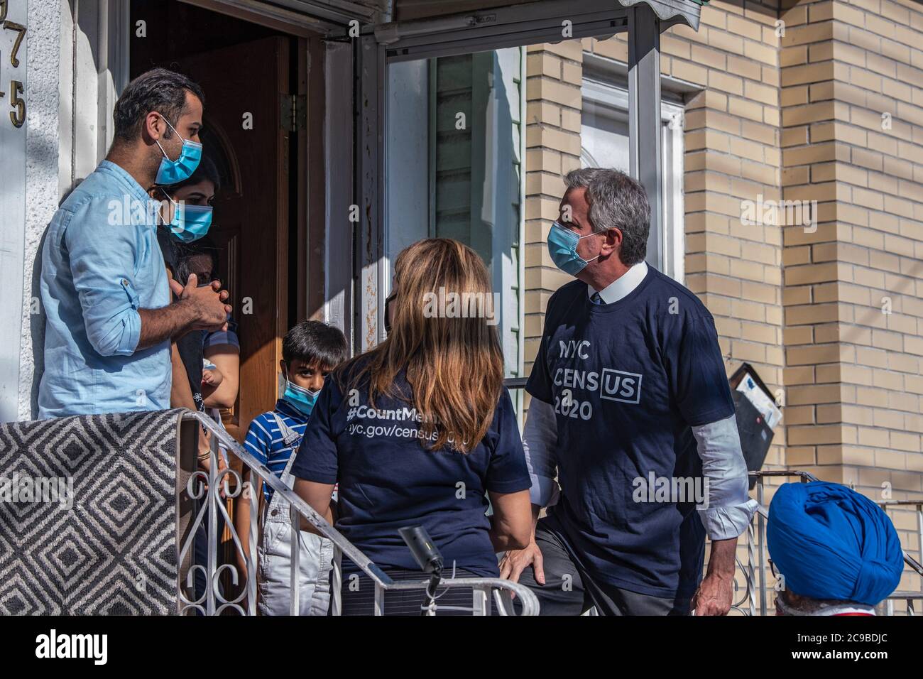 New York, United States. 29th July, 2020. Mayor Bill de Blasio and NYC Census 2020 Director Julie Menin talk to Mr. Dodwani and family in Queens borough, New York City.Mayor Bill de Blasio and NYC Census 2020 Director Julie Menin go door-knocking to encourage New Yorkers to complete the census in South Richmond Hill, Queens. Credit: SOPA Images Limited/Alamy Live News Stock Photo