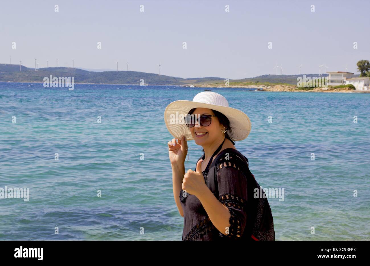 beautiful young woman in a white hat on the beach Stock Photo - Alamy