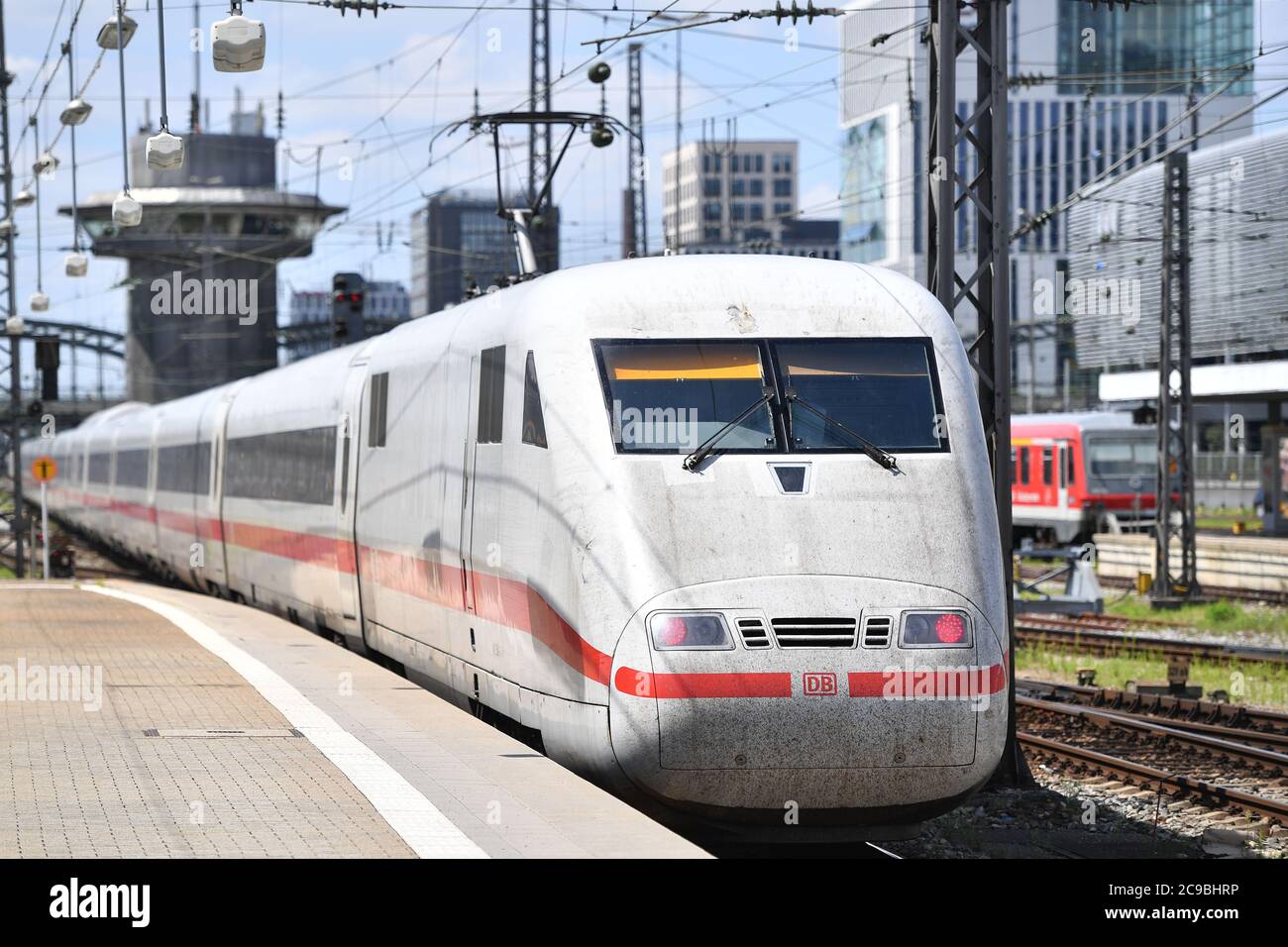 Munich, Deutschland. 29th July, 2020. Incoming ICE train, Intercity Express  in the main train station Muenchen, DB, Die Bahn, on July 29th, 2020.  OEPNV, public transport, long-distance transport, | usage worldwide Credit:
