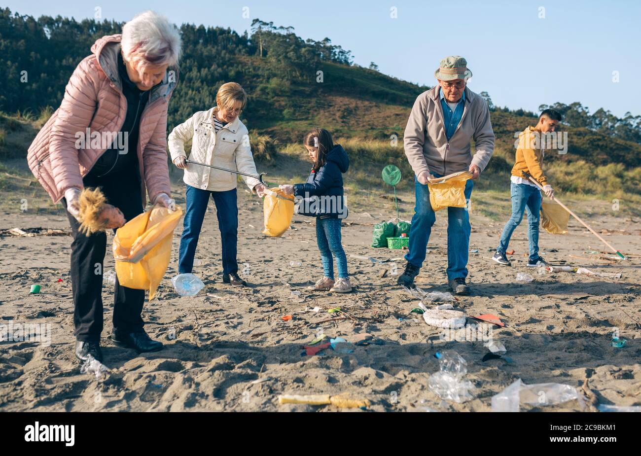 Volunteers cleaning the beach Stock Photo Alamy